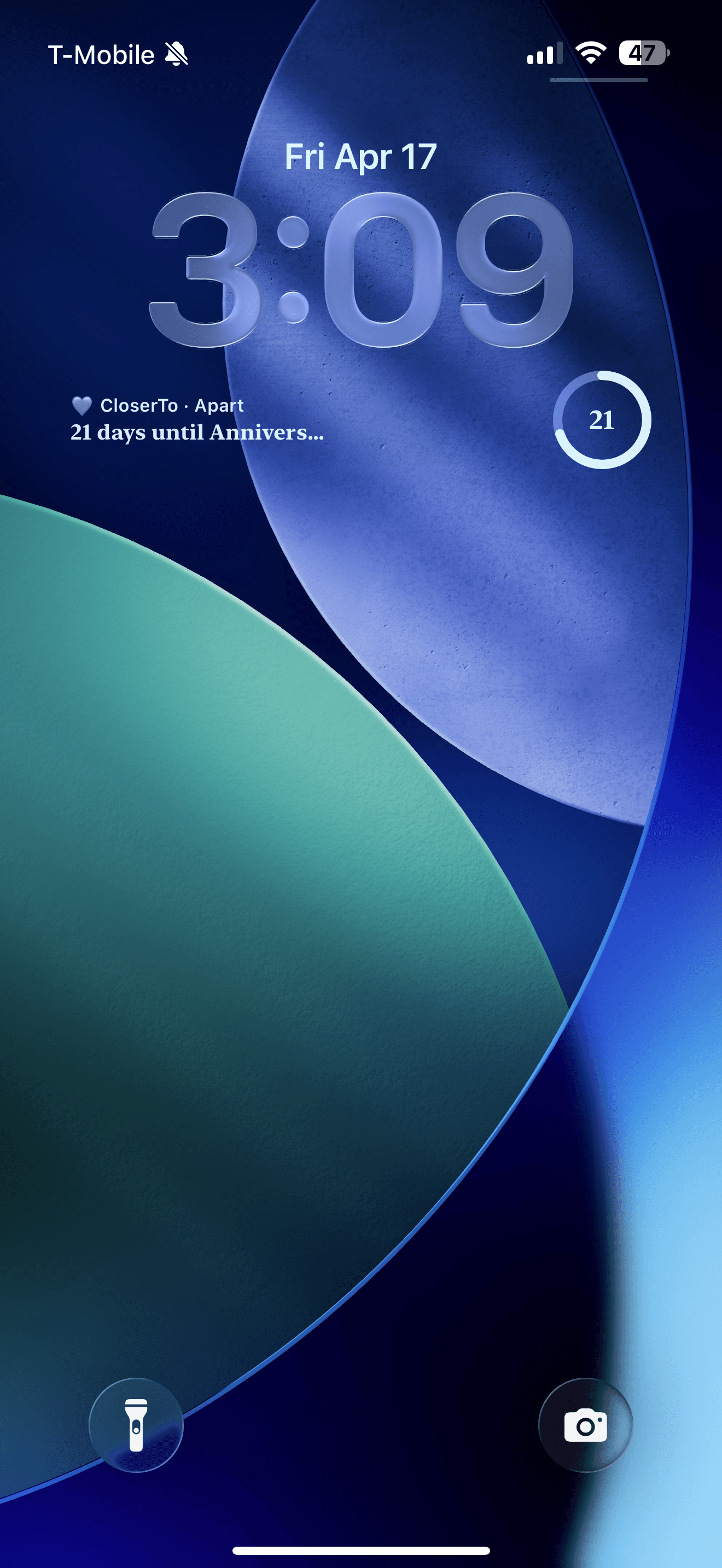 CloserTo lock-screen widget showing a long-distance couple countdown